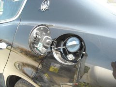 Abgebildet ist der Befüllanschluss für Autogas bei einem Maserati Quattroporte